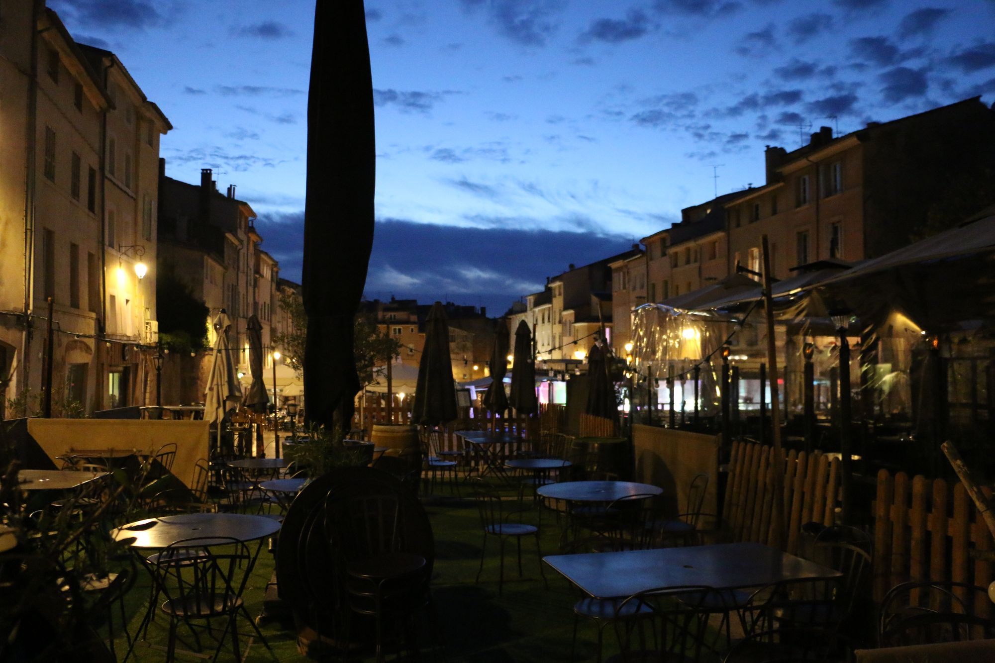 Aix de noite