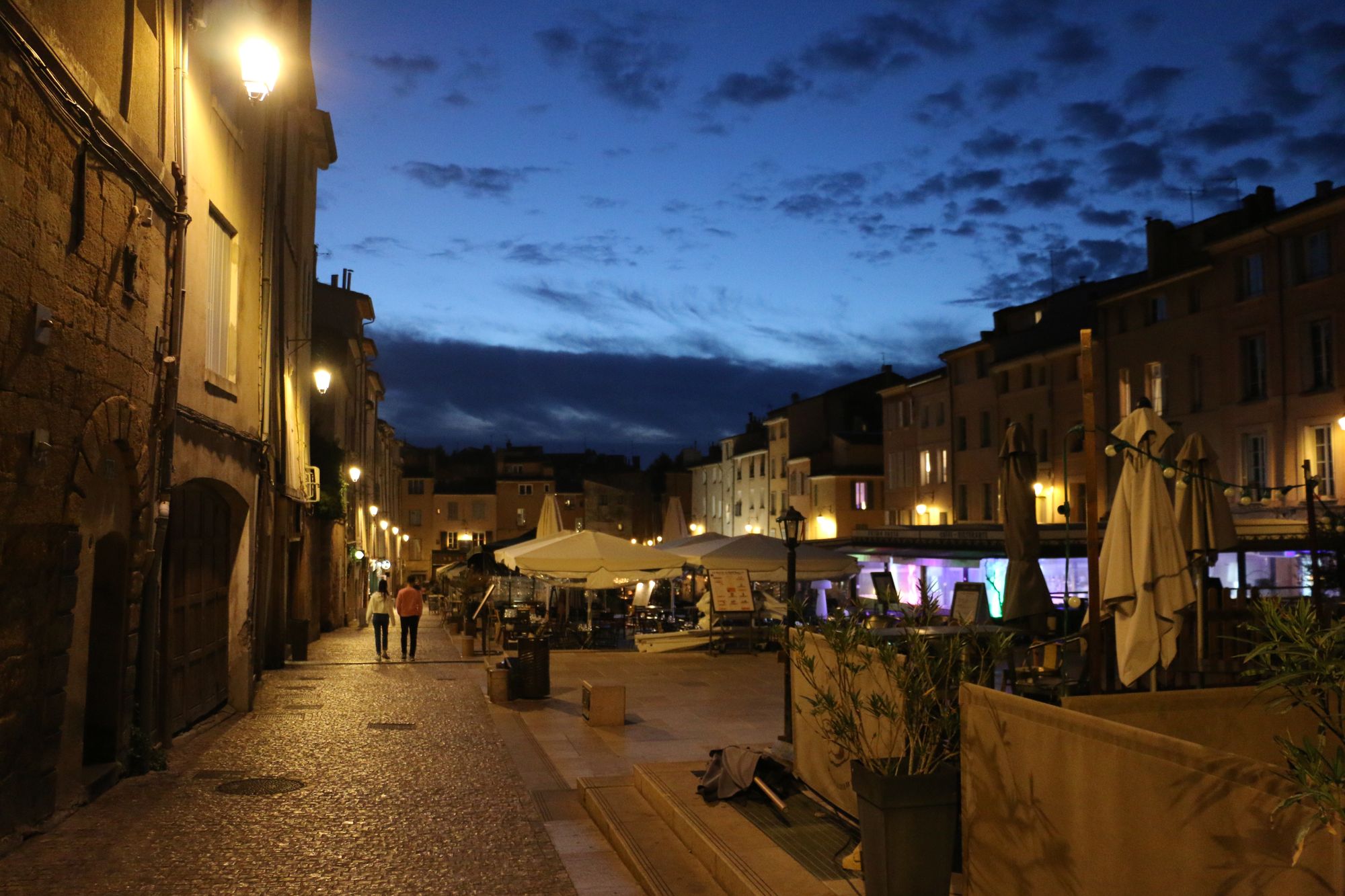 Aix de noite